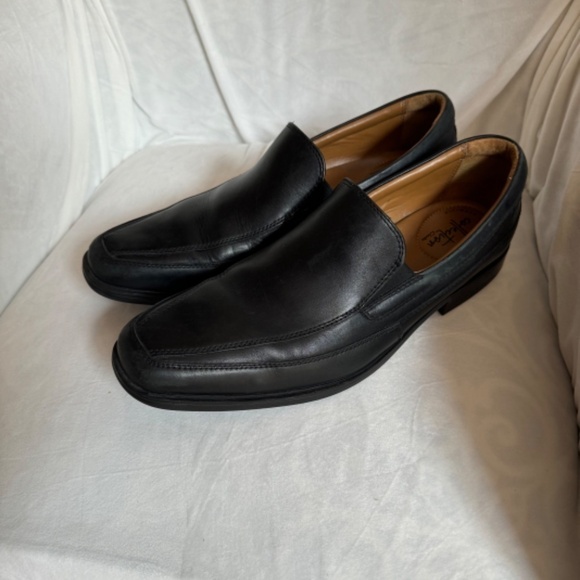 Clark’s Tinden Free Slip On Black Leather Full Day Comfort Workwear Dress Shoes